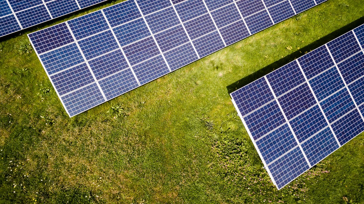 Güneş enerjisi panellerinin yakından görünümü